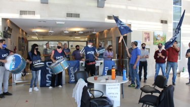 Los trabajadores de la Optic agrupados en UPCN protestan en el CAM (foto: archivo)