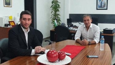 La reunión entre el jefe de Gabinete Municipal, Marcos Castro y elnterventor de Lotería de Río Negro, Jorge Manzo. por la organización del sorteo de las viviendas.