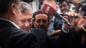 Video | Repudio: Macri le sacó el micrófono al periodista de C5N