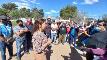 La gobernadora dialogó con los retirados de la policía provincial en busca de arribar a una solución al reclamo por la zona austral. 