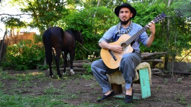 El artista complementa su amor por los caballos y el folclore. Fotos: Andrés Maripe.