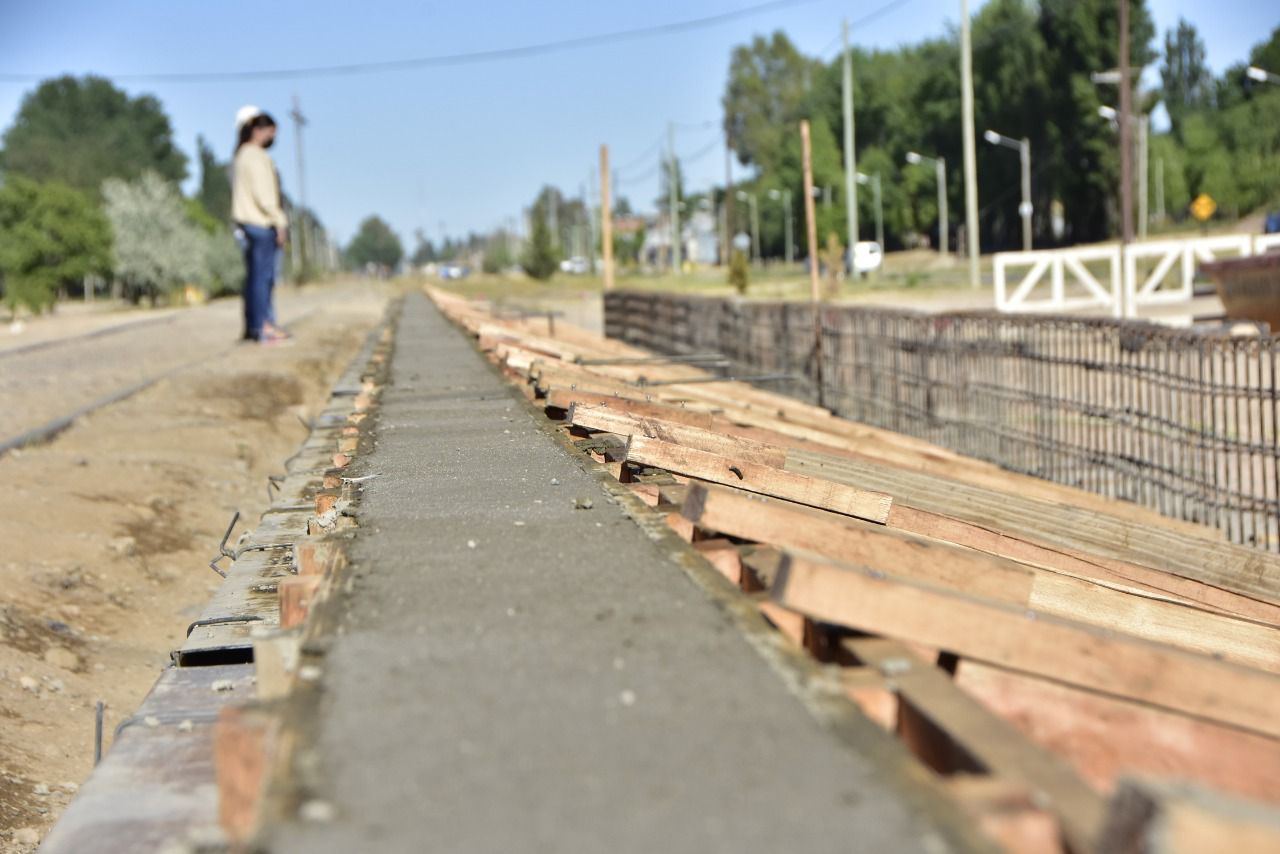 Los cimientos e las futuras paradas intermedias del tren Neuquén - Plottier están en marcha (foto gentileza) 