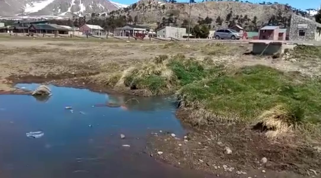 Vecinos de Caviahue reclaman una solución al vertido de líquidos cloacales sin tratar directo al lago. Foto: Captura de video. 