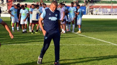 La desazón de Luis Islas que ya había avisado que no iba a seguir en Sol de Mayo. Foto: Marcelo Ochoa.