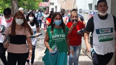 La secretaria de Salud, Mercedes Ibero, segunda de Juntos Somos Río Negro, de recorrida ayer por Cipolletti. 