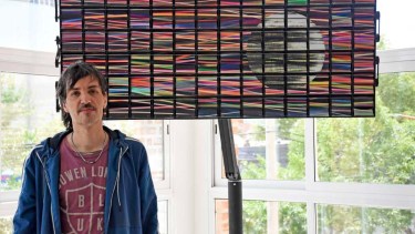 Martín Schachner se interesó por aquellos artefactos que dieron comienzo a la animación de imágenes previas al cinematógrafo. (Foto: Florencia Salto)