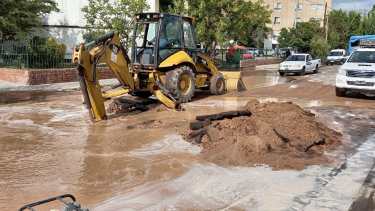 El EPAS se encuentra reparando la rotura que dejó a cuatro barrios de Neuquén sin agua. Foto: gentileza EPAS.