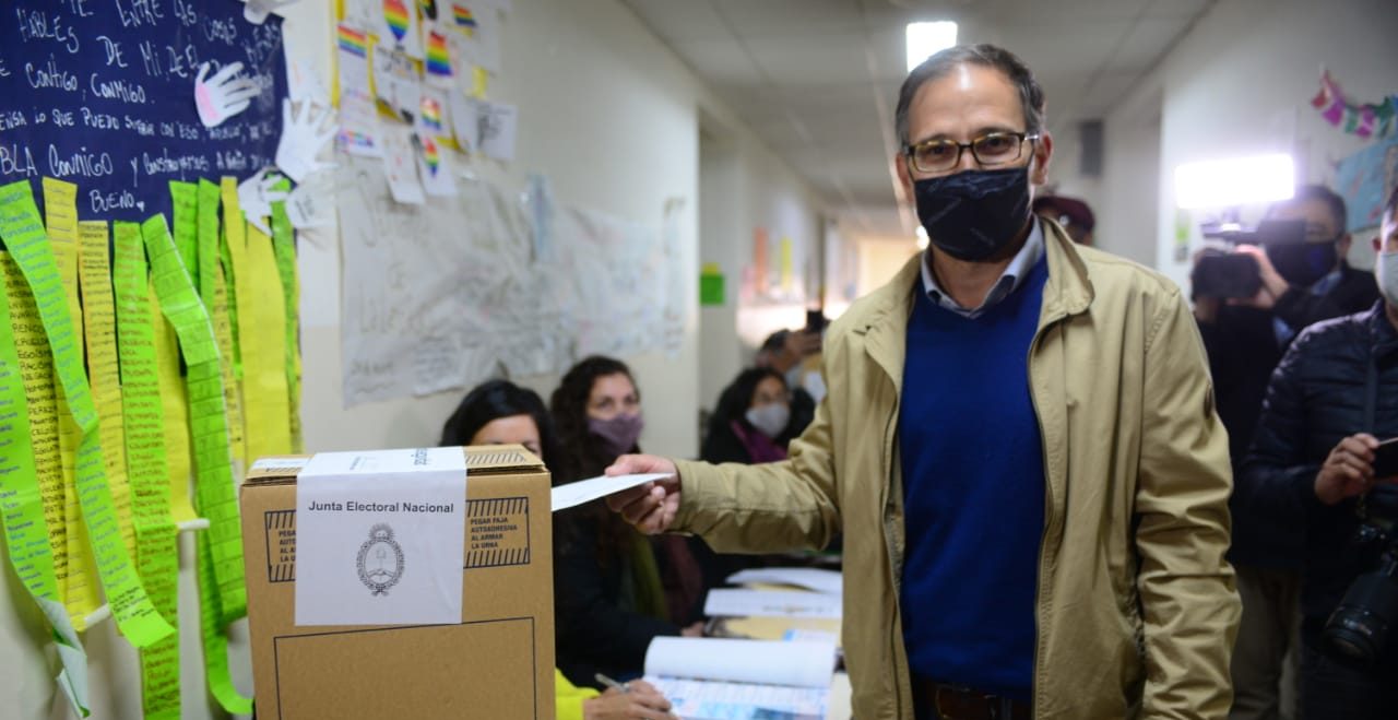 Agustín Domingo emitió su voto en una jornada lluviosa en la ESRN 104, en Bariloche. Foto: Chino Leiva