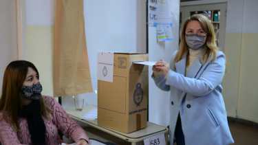 Ana Marks, candidata del Frente de Todos, emitió su voto en la  escuela de Hotelería de Bariloche. Foto: Chino Leiva