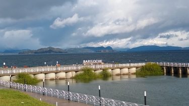 Detrás de las nubes, asoma la nieve en las montañas que rodean a Bariloche.