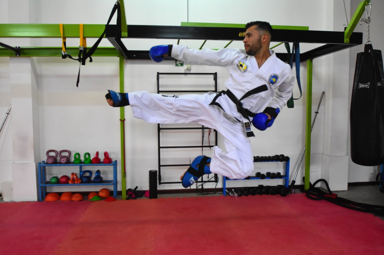 Empezó a los seis años con el Taekwondo. Su papá que ya practicaba hace años artes marciales lo motivó. Foto Andrés Maripe.