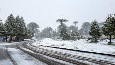 Caviahue se tiñó de blanco este lunes. Foto: Gentileza Twitter @valecaviahue