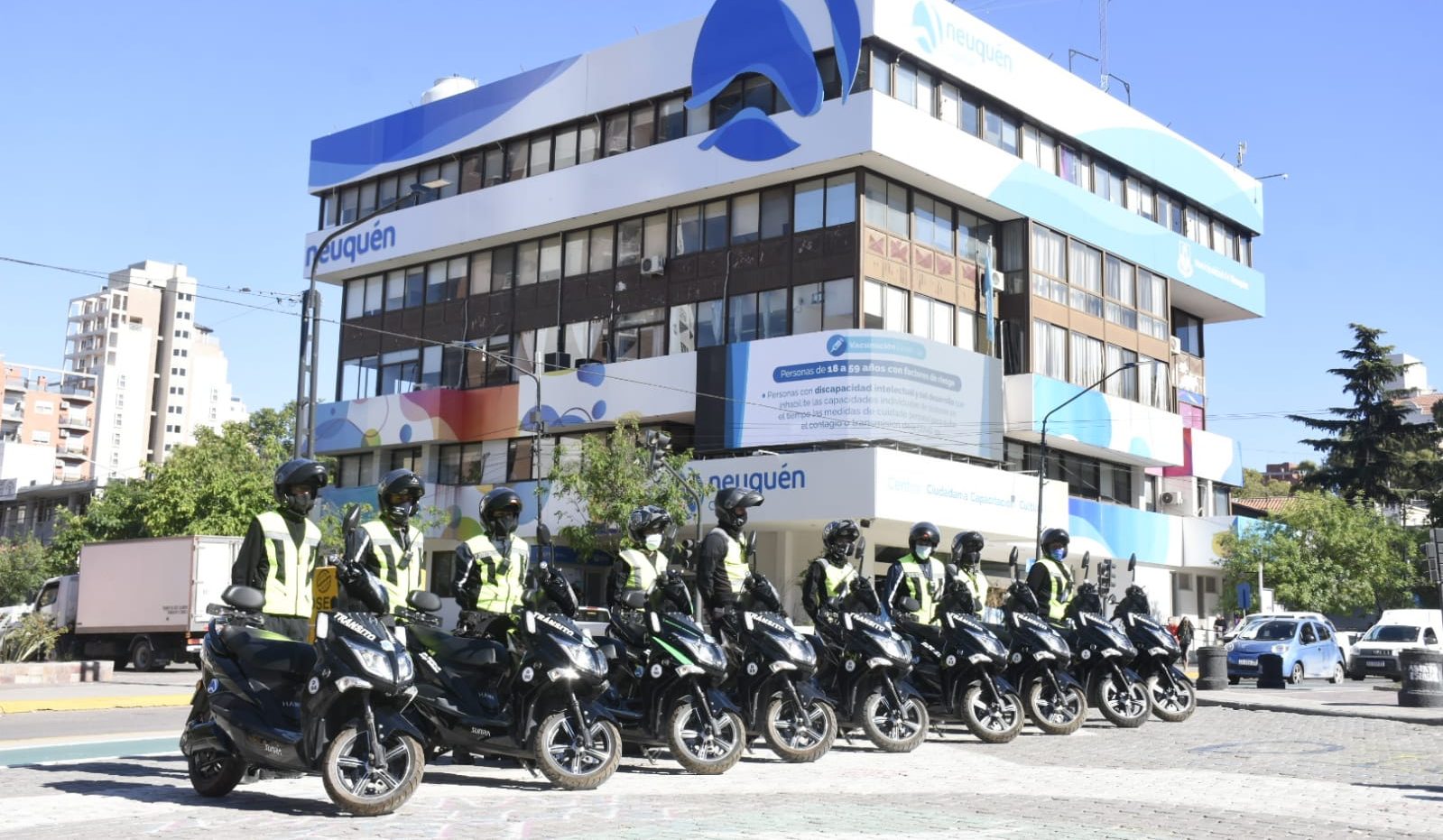 La flota de nueve motos eléctricas que utilizarán los inspectores de tránsito. Foto: Florencia Salto