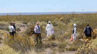 El fiscal Luciano Garrido trabajó junto al personal de Criminalística en la zona norte de Roca. (foto: Juan Thomes)