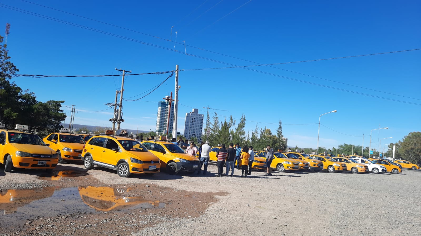 La movilización de taxistas es con un bocinazo por el centro de Neuquén.  Foto: Gentileza