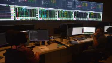 A través de datos y gráficos la empresa verifica que ninguna variable se corra de los parámetros esperados. (Foto: Yamil Regules)