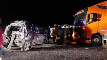 Producto del choque en cadena, el camión impactó contra cuatro vehículos. (Gentileza)