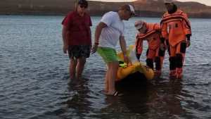 Rescataron a dos kayakistas que no podían volver a la costa, en cercanías de El Chocón