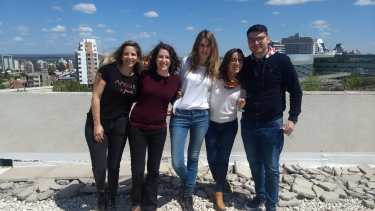 Los cuatro residentes de la clínica junto a la doctora Laura Taub. Foto: Gentileza. 