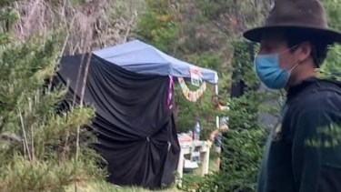 Los organizadores de la fiesta clandestina ya habían instalado los equipos cuando llegó parques y la policía. Gentileza