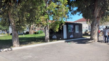 Desde la semana pasada los hisopados se realizan en el conteiner ubicado en el nosocomio viedmense. Foto Gentileza