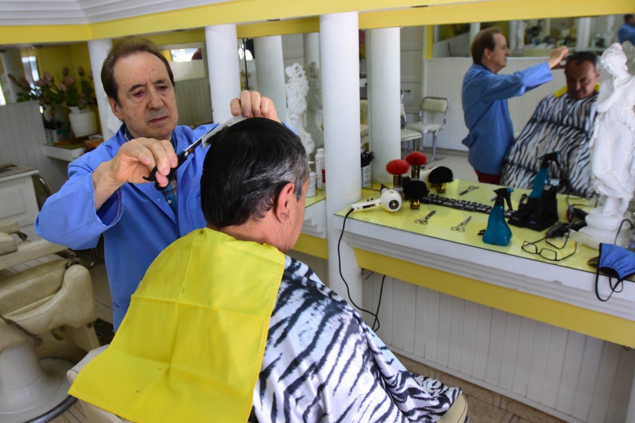 Jacinto de lunes a viernes a las 16 abre su peluquería. Todavía llegan clientes fieles amantes de los cortes tradicionales. Fotos Andrés Maripe. 