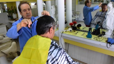Jacinto de lunes a viernes a las 16 abre su peluquería. Todavía llegan clientes fieles amantes de los cortes tradicionales. Fotos Andrés Maripe. 