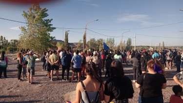 La manifestación de ayer en la Comisaría de Las Perlas, antes de los incidentes. Foto: Radio Unco CALF