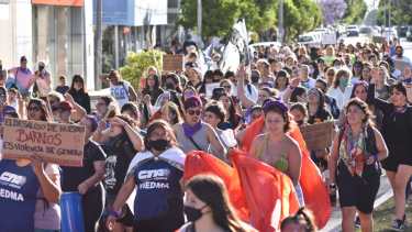 En la capital rionegrina hubo una gran convocatoria y luego se realizó un festival en la plaza San Martín. Foto: Mauricio Martin.