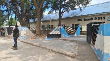 Susto al desprenderse parte del cielorraso en un aula en la escuela N° 119 de Cutral Co
