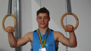 Fausto Catini en las anillas mostrando las medallas obtenidas para la selección nacional en el Sudamericano juvenil de Cochabamba. Foto Andrés Maripe. 