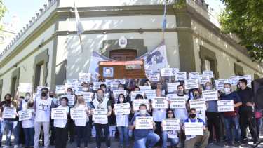 ATEN permanecerá durante la mañana frente a Casa de Gobierno. Foto: Florencia Salto.