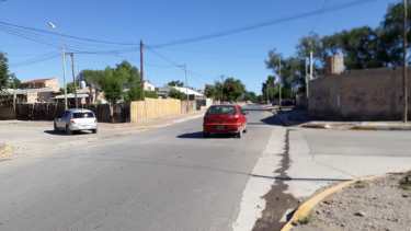 Por esta calle transitan varios niños que van a la Escuela 323. Foto gentileza. 
