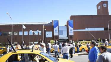 Taxistas de Neuquén bloquearon la calle frente al Concejo Deliberante. Foto: Florencia Salto. 