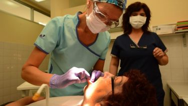 Profesionales de Salud resaltaron que la detección temprana permite un tratamiento adecuado del cáncer bucal. Foto: Gentileza Neuquén Informa 