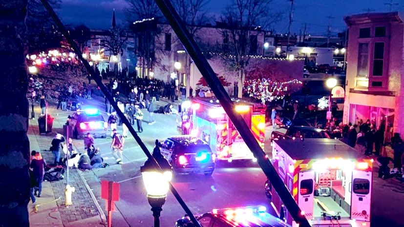 Una camioneta embistió un desfile navideño en EEUU. 
