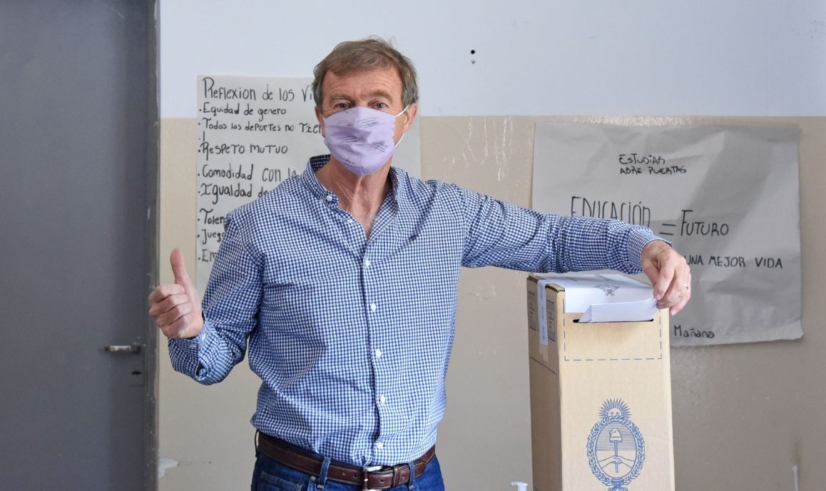 Aníbal Tortoriello luego de emitir su voto en la Secundaria 5 de Cipolletti. Foto: Florencia Salto 