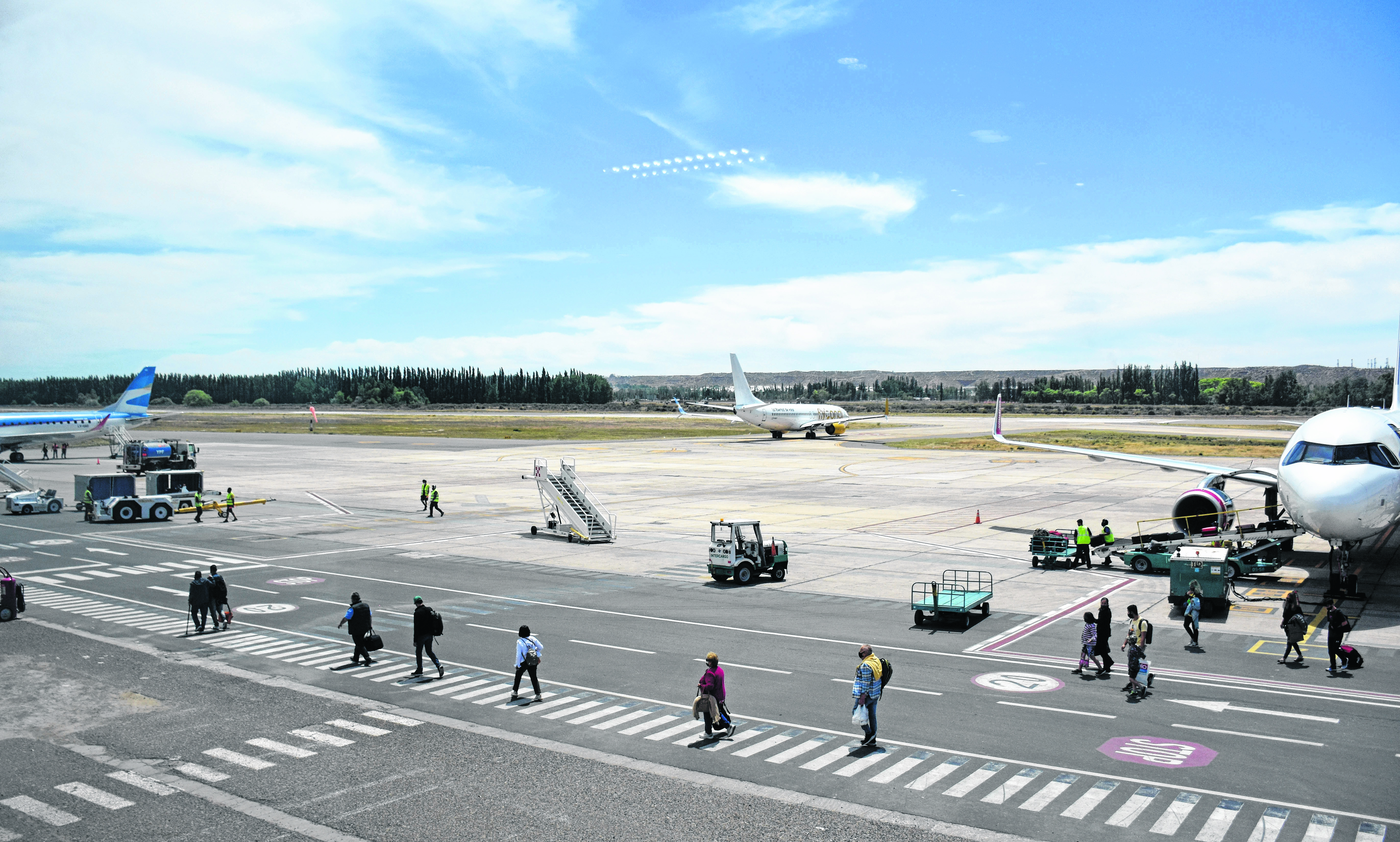 La semana pasada se prorrogó la concesió de 9 de los 13 hangares que tiene la aeroestación. (FOTO: Florencia Salto)