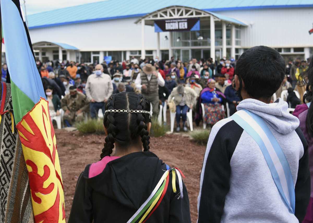 Jóvenes portaron la bandera argentina y la mapuche en la inauguración. Foto: Florencia Salto.