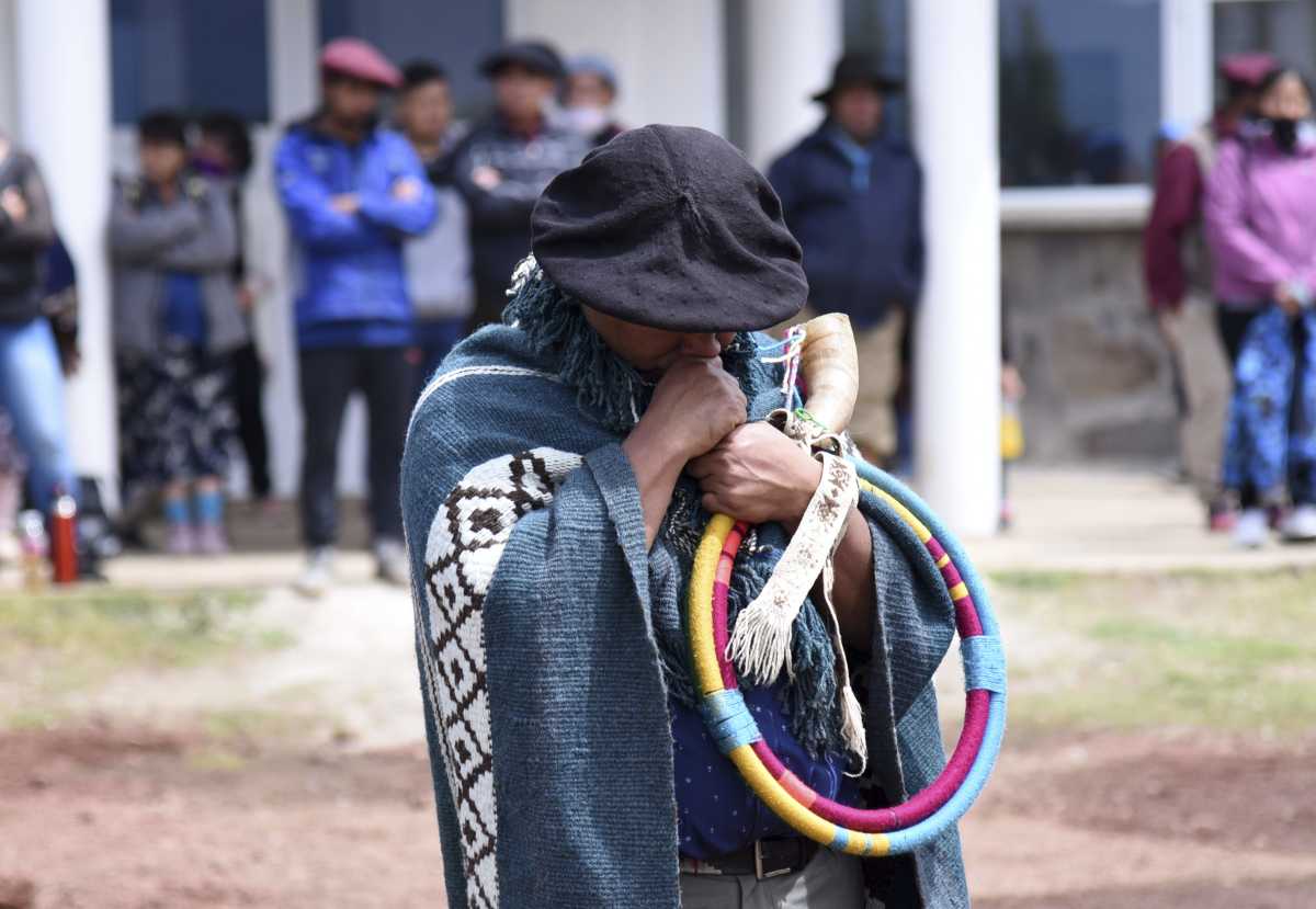 Un integrante de la comunidad toca una trutruca, instrumento de viento mapuche. Foto: Florencia Salto.