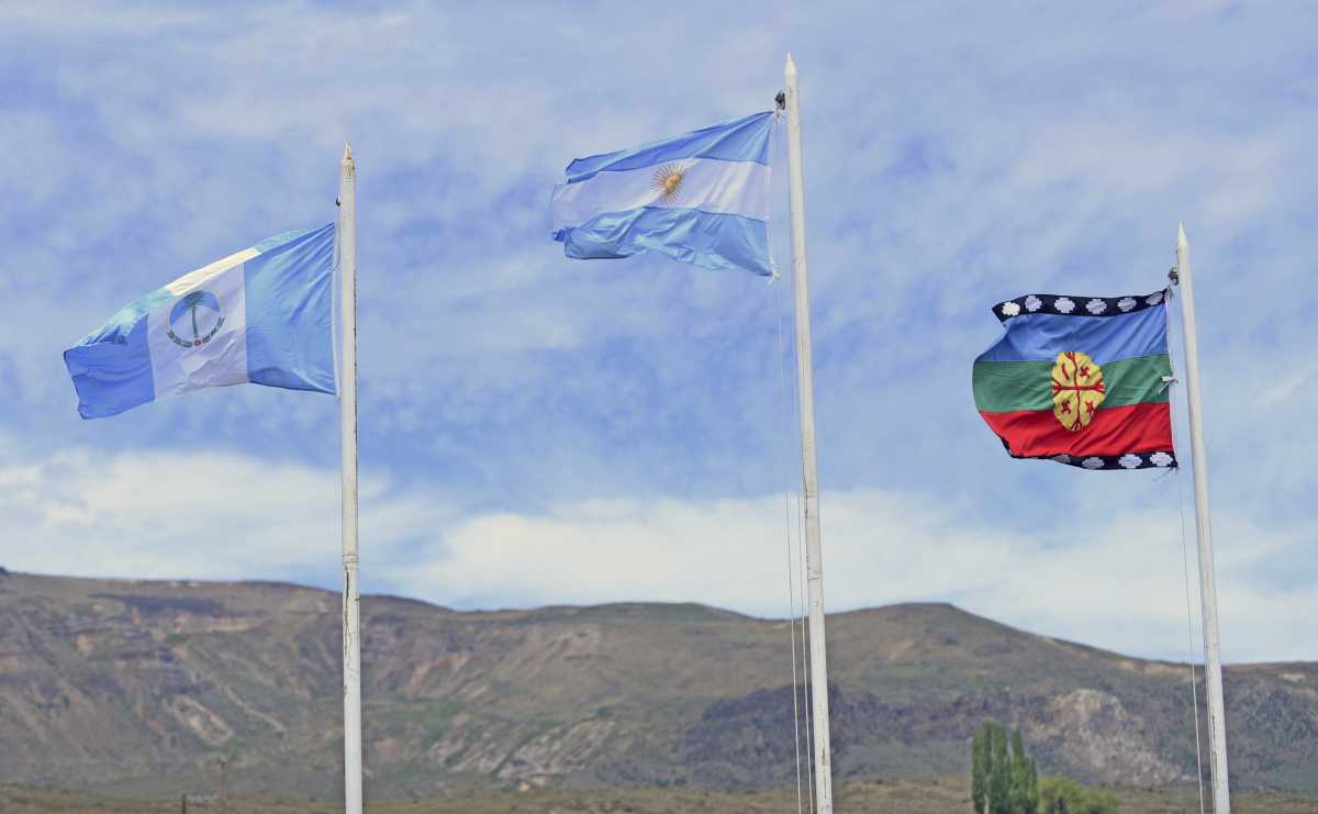 La bandera de Neuquén, la de Argentina y la Wenufoye flamean juntas en el centro de salud. Foto: Florencia Salto.
