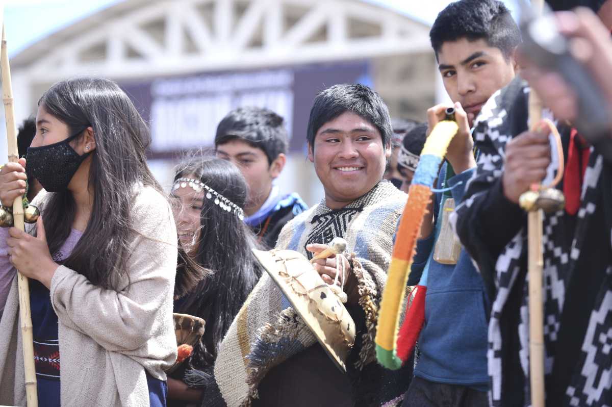 Jóvenes de la cuenca de Ruca Choroi participaron como abanderados en la inauguración. Foto: Florencia Salto.