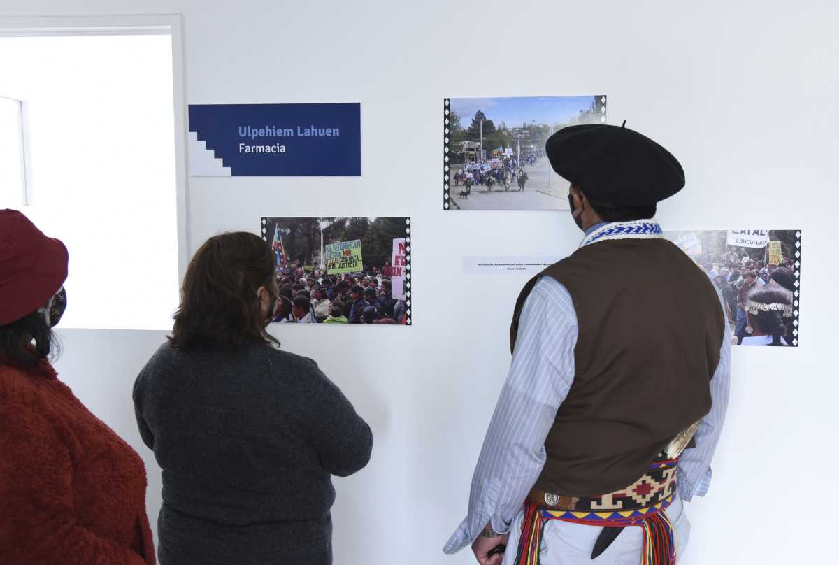 En las galerías del centro se exhibe una muestra fotográfica que recupera la historia del proyecto. Foto: Florencia Salto.