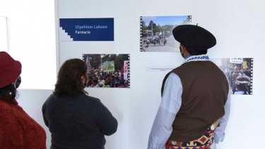 En las galerías del centro se exhibe una muestra fotográfica que recupera la historia del proyecto. Foto: Florencia Salto.