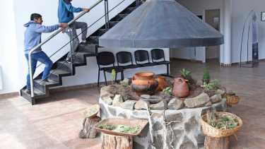 En la sala de espera hay un fogón que quedará encendido, para generar un espacio de encuentro. Foto: archivo Florencia Salto.