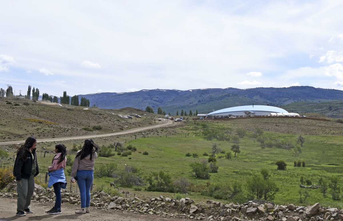 El edificio está ubicado en el límite donde se unen las dos comunidades que habitan la cuenca de Ruca Choroi, a la vera de la Ruta 18. Foto: Florencia Salto.