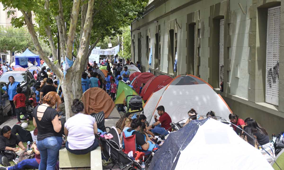 Barrios de Pie acampó por dos díasr frente a la Casa de Gobierno. (Florencia Salto).-