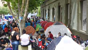 Barrios de Pie acampó por dos díasr frente a la Casa de Gobierno. (Florencia Salto).-