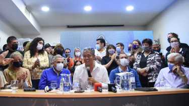 La foto final del Movimiento Popular Neuquino fue capitalizada solo por hombres, pese al discurso de paridad utilizado en campaña. (Florencia Salto).-