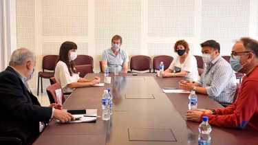 Los dirigentes de Siprosapune César dell Ali y Noemí Alemany en una reunión con legisladores del MPN y la oposición días atrás. Foto: Florencia Salto.